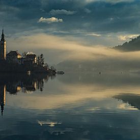 Sonnenaufgangs in Bled - Slowenien. Nebel liegt über dem See von Herbert Blum