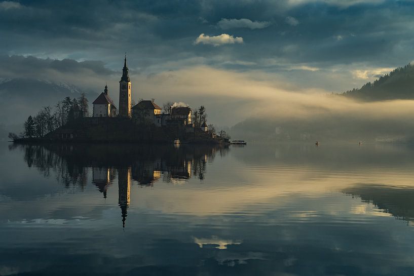 Sonnenaufgangs in Bled - Slowenien. Nebel liegt über dem See von Herbert Blum