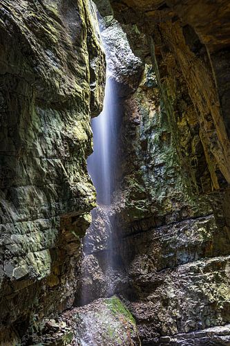 Chute d'eau dans la gorge de Breitach près d'Oberstdorf en Bavière