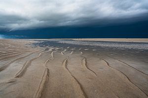 Sonnenaufgang am Strand der Insel Texel mit Annäherung einer Gewitterwolke