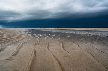 Zonsopgang op het strand van Texel met een naderende stormwolk