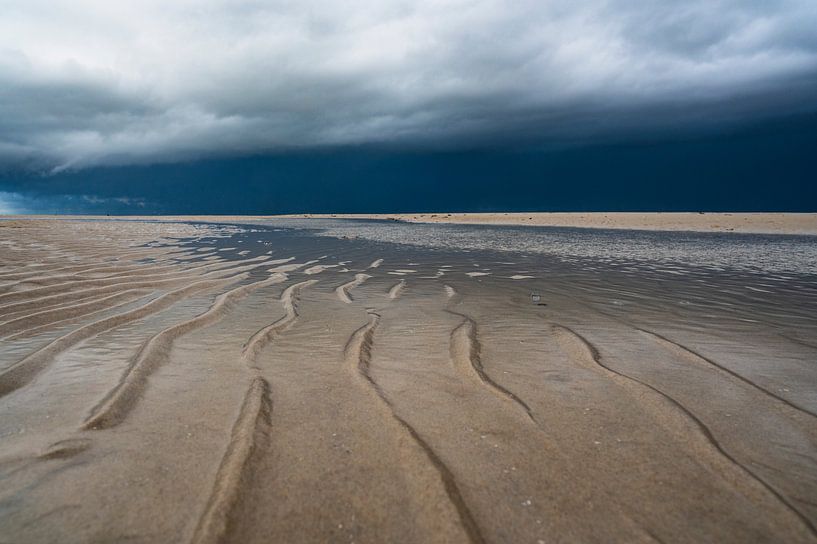 Zonsopgang op het strand van Texel met een naderende stormwolk van Sjoerd van der Wal Fotografie