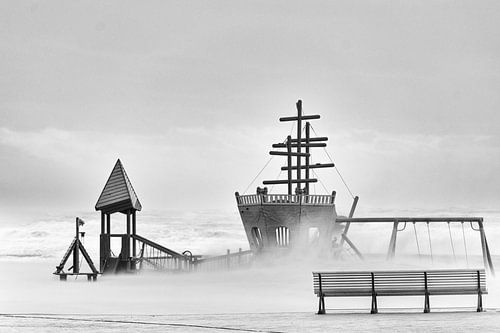 speelplein op het winderig strand
