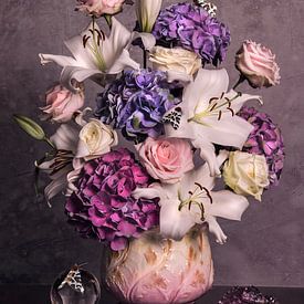 Bouquet anglais en rose et lilas sur Maaike Andrews