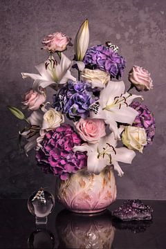 Bouquet anglais en rose et lilas sur Maaike Andrews