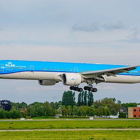 Ein Passagierflugzeug vom Typ KLM Boeing 777-300 landet. von Jaap van den Berg