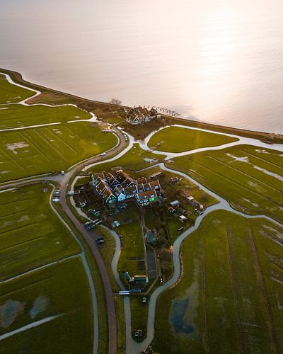 Marques dans la lumière du soir le long de l'IJsselmeer