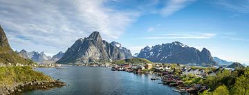 Paysage panoramique avec le village de Reine, Norvège sur Rietje Bulthuis