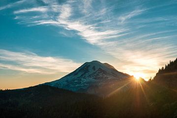 Sunset of Mt Rainier with a perfect sun placement van Marc van den Elzen