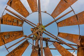 Oude roestige watermolen by Johan Kalthof
