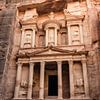 De schatkamer (treasury) Petra Jordanië van Jelmer Laernoes