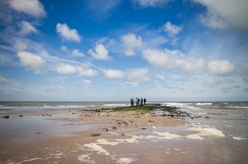 Op het strand. van Nicole van As