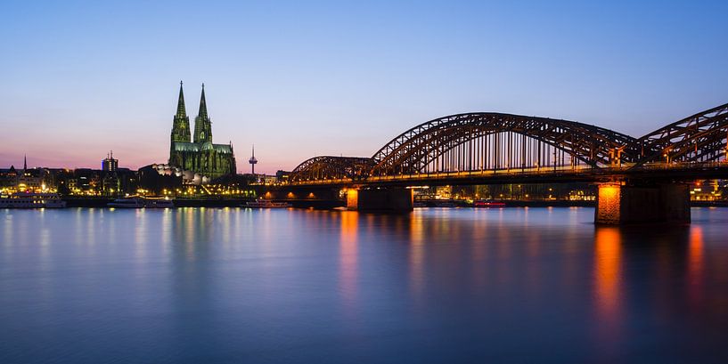 Keulen bij nacht van Walter G. Allgöwer
