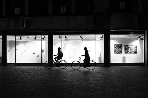 Silhouetten van fietsende dames in Utrecht