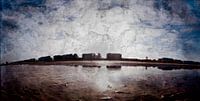 Gestructureerd zonovergoten strandzicht met reflecties en silhouetten van wolkenkrabbers.