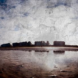 Gestructureerd zonovergoten strandzicht met reflecties en silhouetten van wolkenkrabbers. van Youri Mahieu