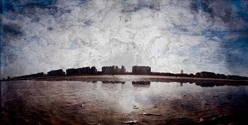 Gestructureerd zonovergoten strandzicht met reflecties en silhouetten van wolkenkrabbers.