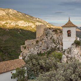 Guadalest Burg auf den Bergen in Alicante, Spanien von Joost Adriaanse
