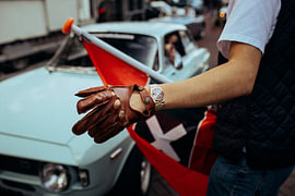 „The Driver’s Touch“ – Fahrhandschuhe, Vintage-Uhren &, klassischer Alfa Romeo von Mohit Hambiria