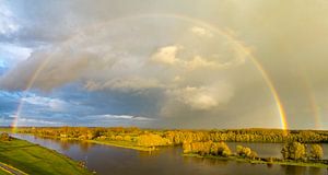 Regenbogen während eines herbstlichen Regenschauers über der IJssel