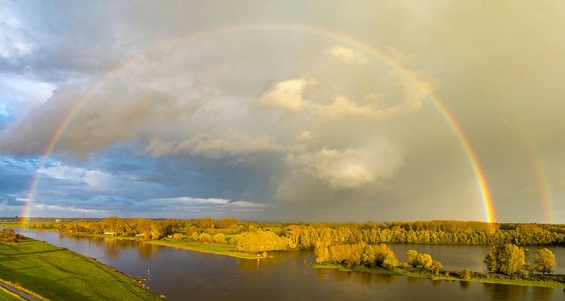 Regenboog tijdens een herfstbui boven de IJssel van Sjoerd van der Wal Fotografie