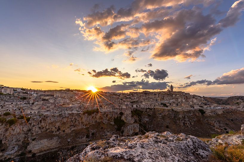 Matera uit het ravijn bij zonsondergang met zonnestralen over de "Sassi" van Gea Gaetani d'Aragona
