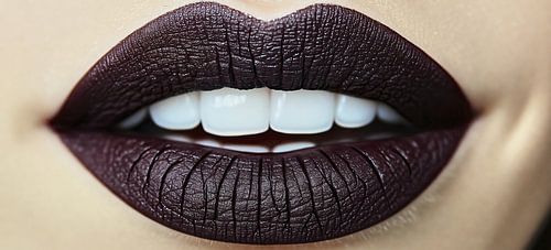 Lippen met donkere matte lippenstift