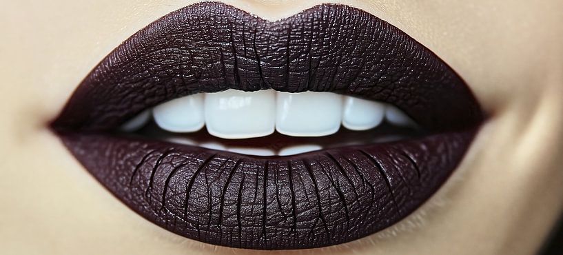 Lippen met donkere matte lippenstift van Frank Heinz