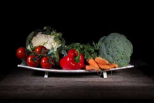 Stilleven, groenten op een fruitschaal.