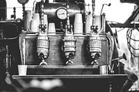 Vintage industrieel gestookte koffiemachine op kolen en stoom. 