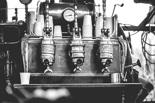Machine à café industrielle Vintage sur le charbon et la vapeur.