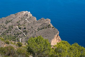 Steile kust met vuurtoren aan de Middellandse Zee van Adriana Mueller