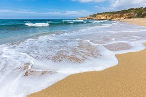 Strand mit Wellen von Meer und Bergen vor der griechischen Küste