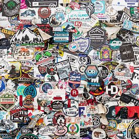 Bord met honderden stickers van Amerika van Inge van den Brande