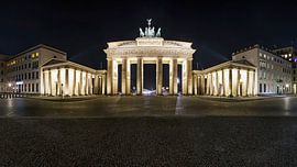 Brandenburger Tor und Pariser Platz bei Nacht von Frank Herrmann