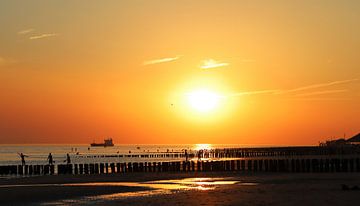 Summer by the sea II van Marco van de Pol