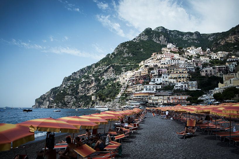 Strand in Positano van Karel Ham