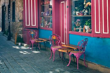 Kitscherig, kleurrijk straatcafé in Antalya van Flatfield
