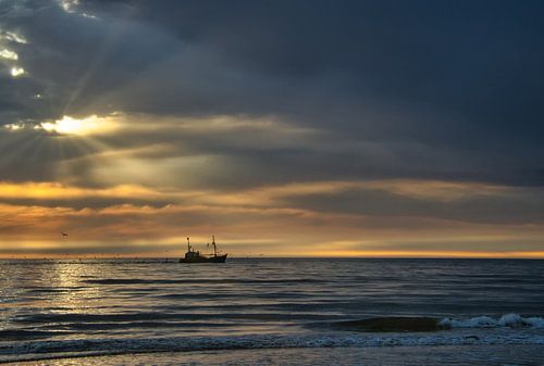 Les nuages ​​se brisent et le soleil se couche.