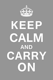 Keep Calm and Carry On – Inspirierendes Zitat in Grau von Sandra Hazes