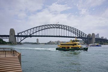 Een veerboot passeert de Harbour Bridge van Frank's Awesome Travels
