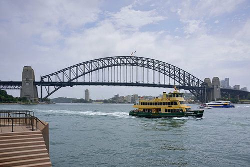 Een veerboot passeert de Harbour Bridge