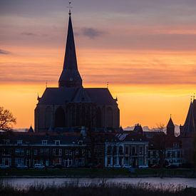 De Bovenkerk van Kampen in het avondlicht van Evert Jan Kip