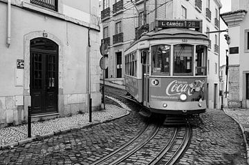 Traditionele tram 28 in de wijk Alfama in Lissabon – tijdloos zwart-wit