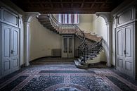 Escalier dans une villa abandonnée par Inge van den Brande Aperçu