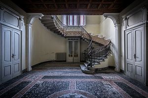 Treppenhaus in verlassener Villa