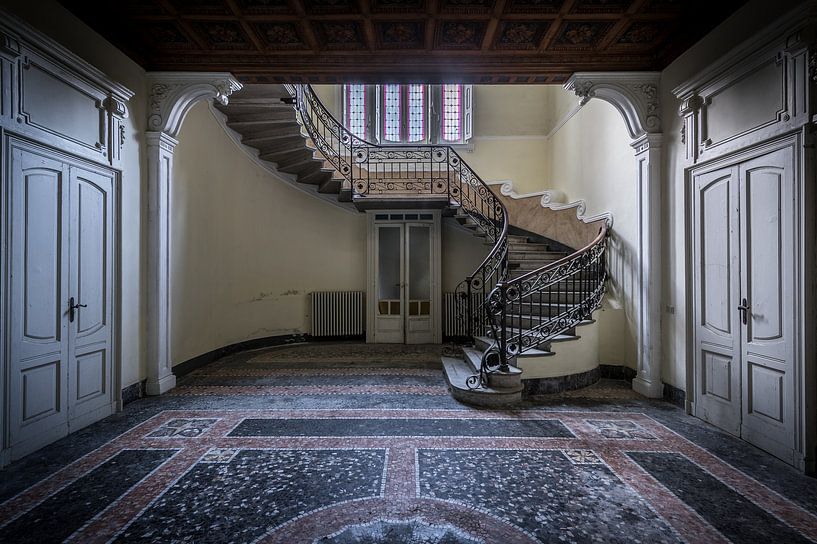 Escalier dans une villa abandonnée par Inge van den Brande