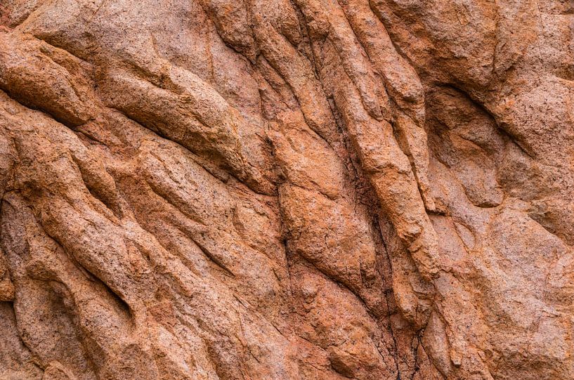 Detail van een rode granieten rots van Fartifos