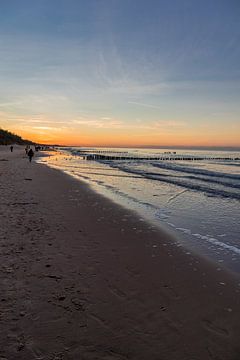 Avondwandeling langs de strandboulevard in Mielno van Oliver Hlavaty