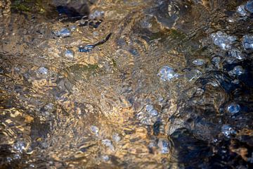 Abstracte achtergrond van stromend water van ManfredFotos